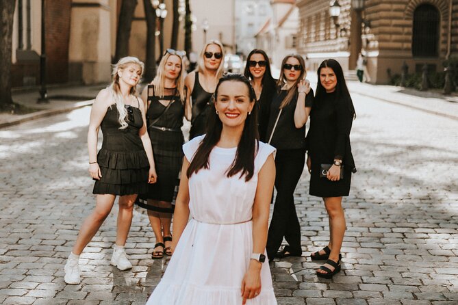 1H Private Photoshoot in Old Town of Riga - How many photos you get, and what the $139.68 price means for value