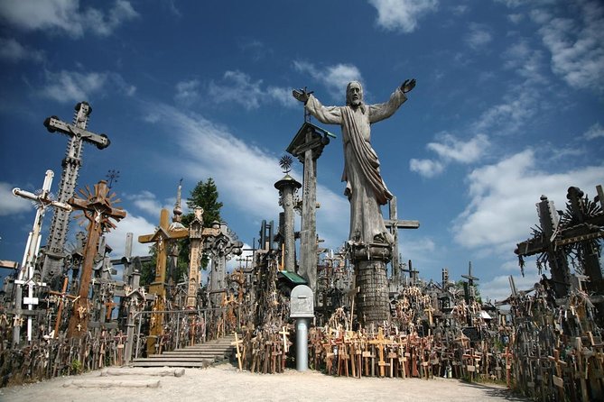 2 countries! Hill of Crosses, Rundale Palace and Bauska castle - Key moments you will remember