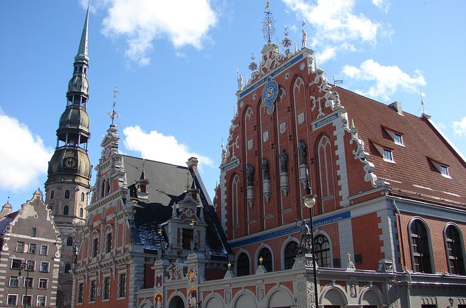 An audio tour of Old Riga: from St Peter's Church to the Monument of Freedom - Dome Square: using a smart pause instead of rushing