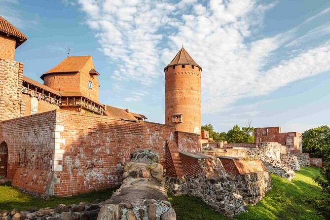Explore the Baltics: Riga- Tallinn / Tallinn - Riga Daytrip - Stop Option: Pärnu for a seaside pause without the big-city rush