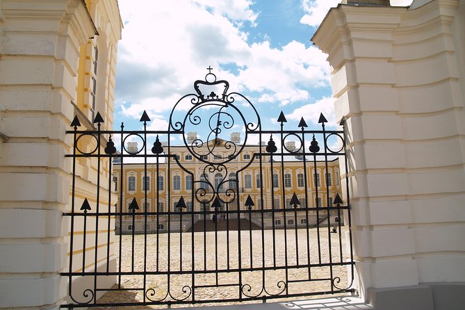 Group Day trip to Rundale Palace, Hill of Crosses & Bauska Castle - Stop 2, Rundale Palace Museum: the French-style gardens moment