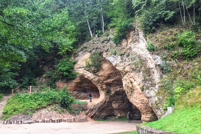Hiking in Gauja National Park - Stop 1, Velnalas klintis and Velna ala: cliffs first, atmosphere second