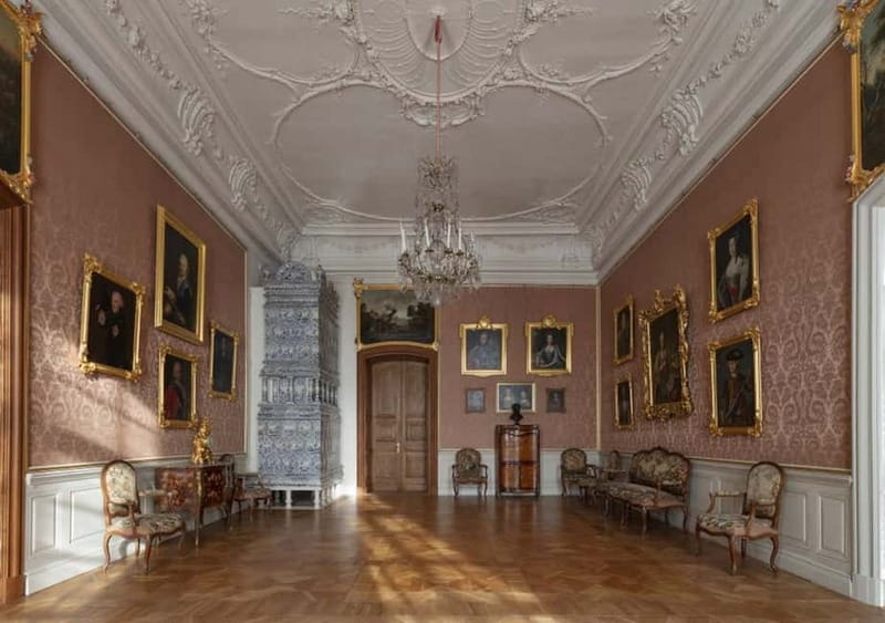 Latvian Palace and Medieval Castle Private Trip - Lunch at Rundāle: plan for local food, not just a quick bite