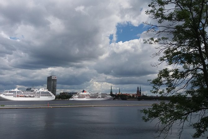 Old Riga Walking Tour / Riga Altstadt Spaziergang - Opera building and churches: how to enjoy them without rushing