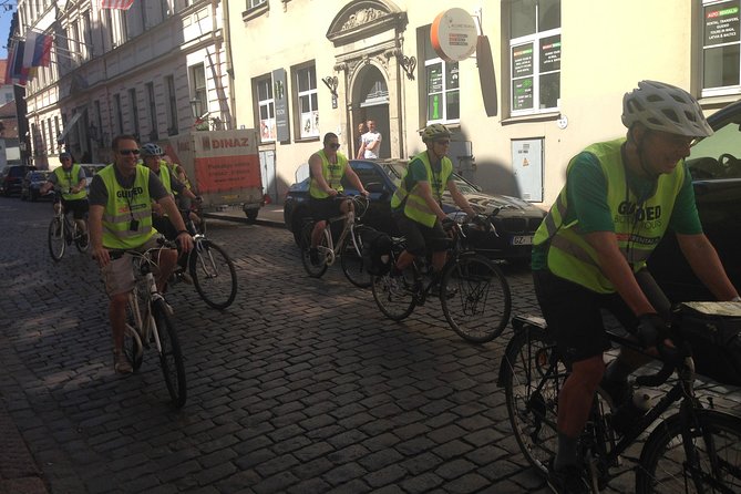 Riga Highlights Bike Tour - Viesturdārzs Park: Triumph Arch and the Memory of Song Festivals