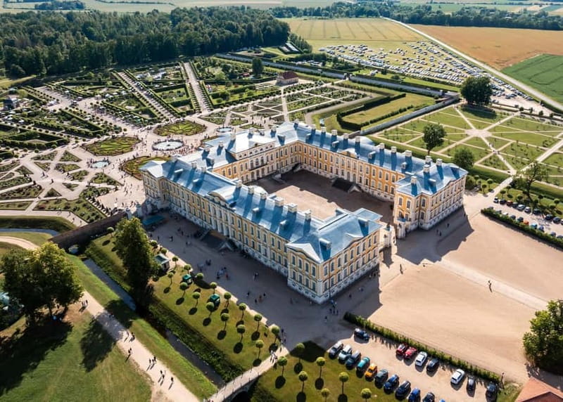 Riga: Hill of Crosses, Guided Rundale Palace & Bauska Castle - Quick Lithuania-Latvia border stop: it is short, but your passport matters