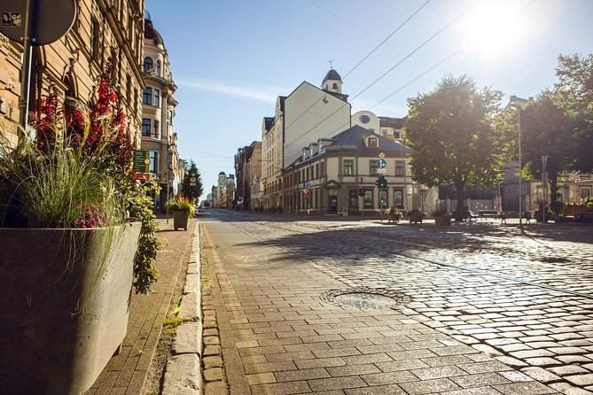 Riga Private Walking Tour - Statue of Roland: a short stop that sets up the next chapter