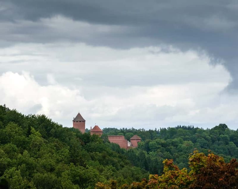 Sigulda Hiking Tour: A Day in the Switzerland of Latvia - Guide style and pacing: why the rating stays high