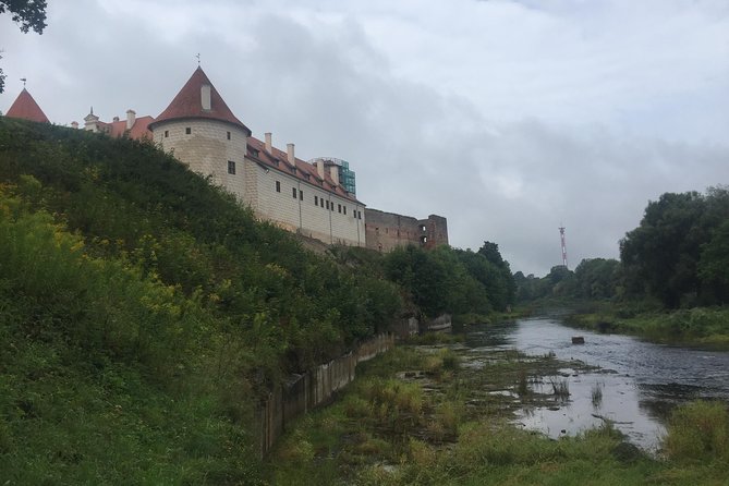 Tour from Riga to Vilnius: Bauska Castle, Rundale Palace and The Hill of Crosses - Stop 1: Bauska Castle, military architecture built to defend and live