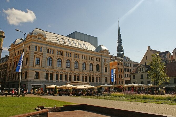 Walking Tour: Discover Riga’s Old Town and Its Art Nouveau Gems - Cat House on Līvu Square, Wrought-Copper Cats with Attitude